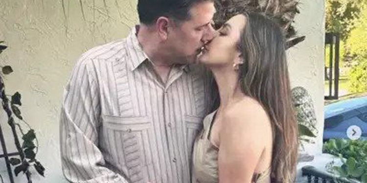 El Padre Alberto Cutié y su esposa celebran su amor con un beso en las redes