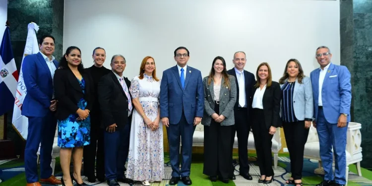 Ministro Daniel Rivera anuncia premio para reconocer mejores trabajos periodísticos sobre temas de salud