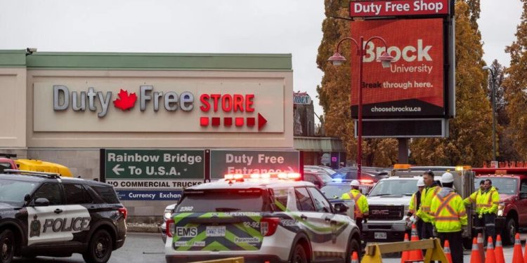 Explosión en un puente fronterizo entre Estados Unidos y Canadá: así fue el estallido de un vehículo