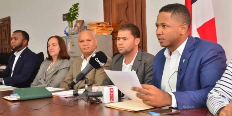 Frank Medina pide explicación al alcalde Abel Martínez por cancelación de contrato
