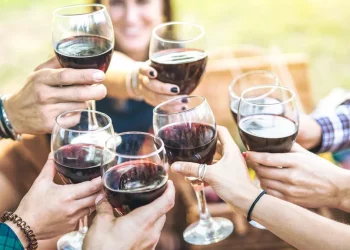 Dolor de cabeza por beber vino: esta sustancia podría ser la culpable
