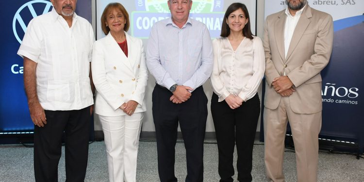 Volkswagen Camiones y Buses reconoce a Avelino Abreu, SAS por la importación del camión No 1,000, con las líneas de Volksbus, Worker, Delivery y Constellation