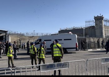 Israel empieza a liberar al primer grupo de presos palestinos a cambio de sus rehenes
