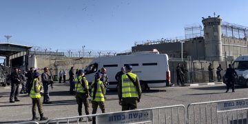 Israel empieza a liberar al primer grupo de presos palestinos a cambio de sus rehenes