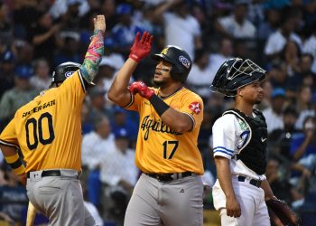 Águilas pegan 12 hits en triunfo 7-4 sobre Licey
