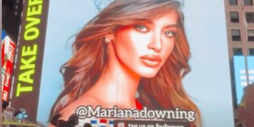 Mariana Downing aparece en las grandiosas pantallas del Times Square