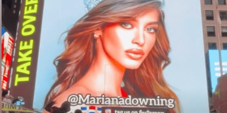 Mariana Downing aparece en las grandiosas pantallas del Times Square