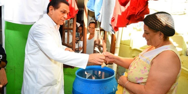Ministro de Salud dice casos de dengue comienzan a bajar en el país por acciones preventivas continuas