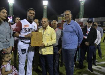 Personalidades reconocen aportes de Nelson Cruz al béisbol dominicano