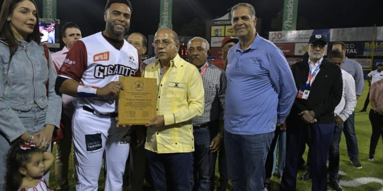 Personalidades reconocen aportes de Nelson Cruz al béisbol dominicano