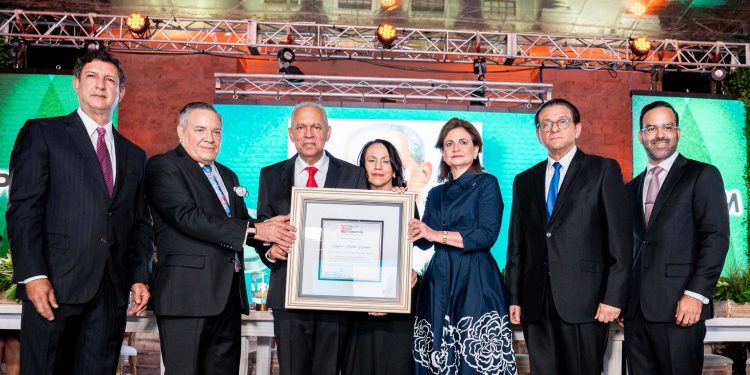 Reconocen trayectoria del Dr. Rafael Sánchez Español