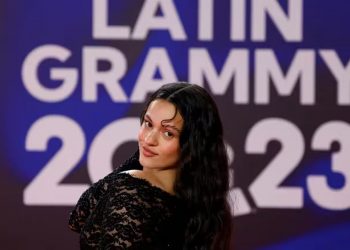 Karol G y Shakira se alzan con su primer Grammy de la noche con TQG