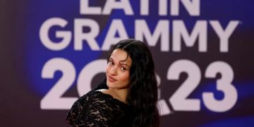 Karol G y Shakira se alzan con su primer Grammy de la noche con TQG
