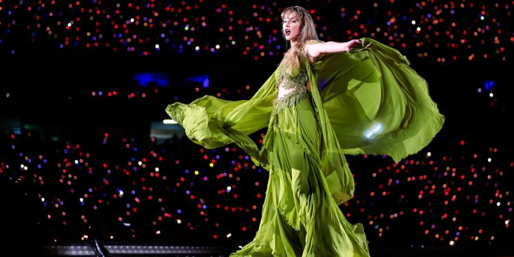 Fan de Taylor Swift muere y alrededor de 1.000 se desmayan por el intenso calor durante su primer concierto en Brasil