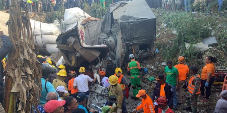 Al menos 9 muertos y varios heridos en Quita Sueño en un choque entre un autobús y una patana