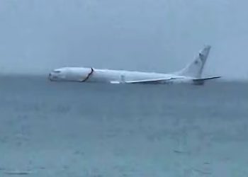 Avión de la Armada estadounidense con nueve pasajeros a bordo se salió de la pista y terminó en el océano