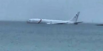 Avión de la Armada estadounidense con nueve pasajeros a bordo se salió de la pista y terminó en el océano
