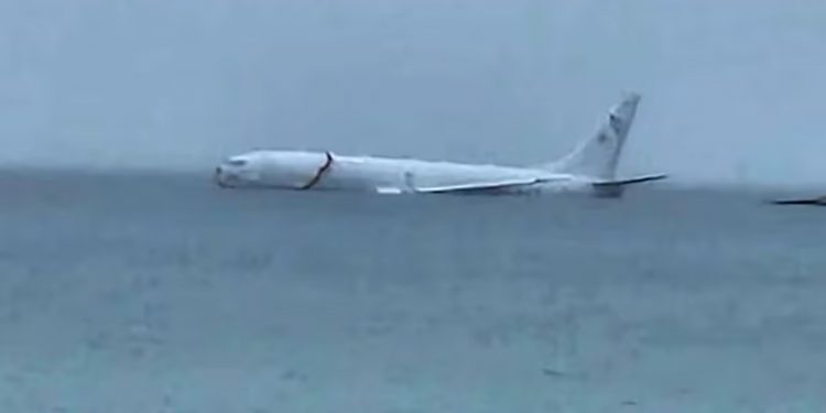 Avión de la Armada estadounidense con nueve pasajeros a bordo se salió de la pista y terminó en el océano