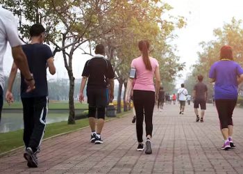 El gran impacto de caminar en la salud cardiaca de las personas
