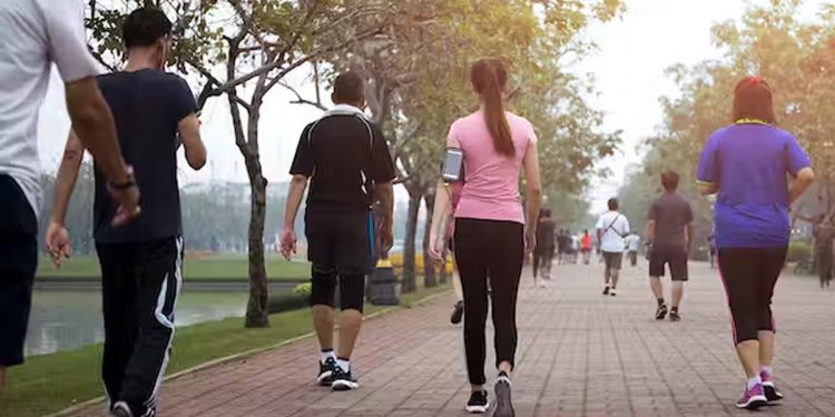 El gran impacto de caminar en la salud cardiaca de las personas