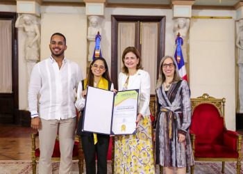 Gobierno celebra día del estudiante con premiación a la excelencia académica