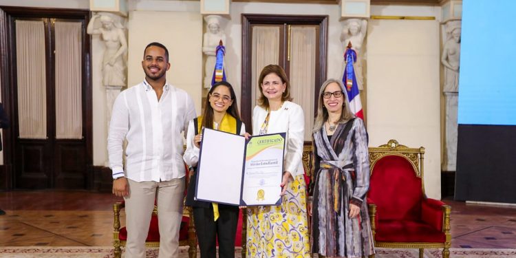 Gobierno celebra día del estudiante con premiación a la excelencia académica