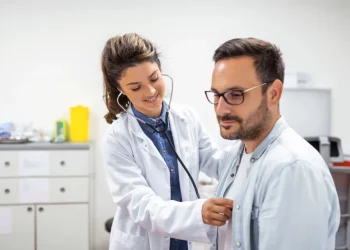 Este síntoma puede estar anunciando un accidente cerebrovascular o un infarto y no lo sabes