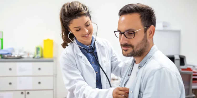 Este síntoma puede estar anunciando un accidente cerebrovascular o un infarto y no lo sabes
