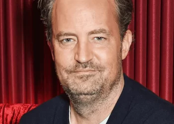 ¿Por qué la causa de muerte de Matthew Perry sigue sin revelarse?