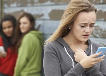 Cómo la pornografía falsa generada con Inteligencia Artificial está arruinando la vida de jóvenes y adolescentes