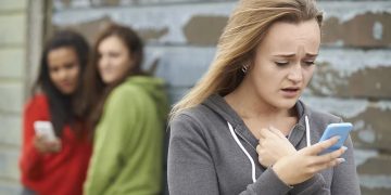 Cómo la pornografía falsa generada con Inteligencia Artificial está arruinando la vida de jóvenes y adolescentes