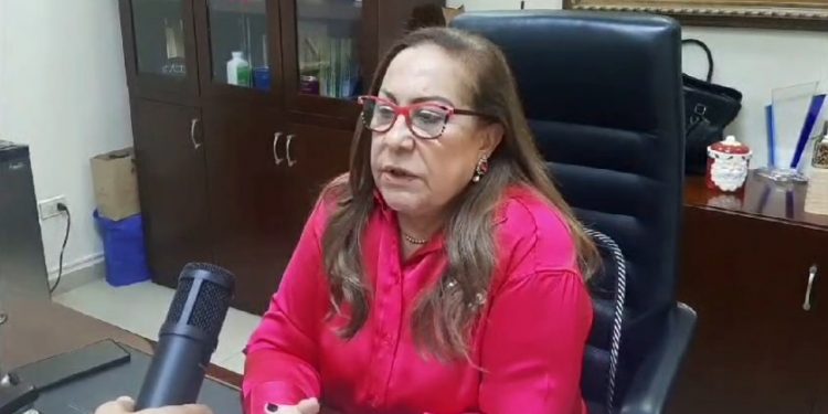 Gobernadora Rosa Santos expresa comercio funciona con normalidad en Santiago