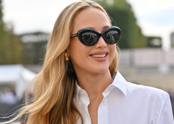 Jennifer Lawrence tiene el abrigo rojo ideal