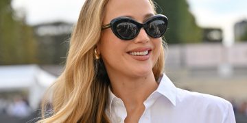 Jennifer Lawrence tiene el abrigo rojo ideal