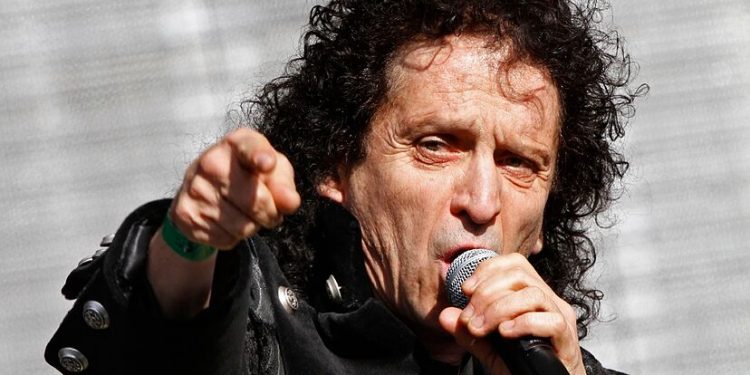 ¡Al estilo Luis Miguel! Alex Lora se cae en pleno escenario (video)