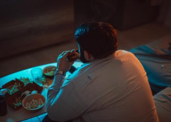 ¿Cenar mucho y tarde provoca pesadillas?
