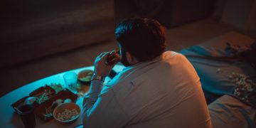¿Cenar mucho y tarde provoca pesadillas?