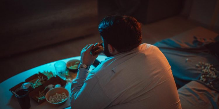 ¿Cenar mucho y tarde provoca pesadillas?