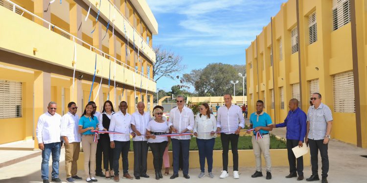 Presidente Abinader inaugura Liceo jornada extendida de 27 aulas que beneficiará más de mil estudiantes
