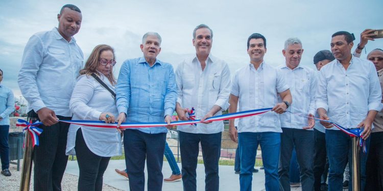 Presidente Abinader y Wellington Arnaud dejan inaugurada segunda etapa del saneamiento de arroyo Gurabo en Santiago