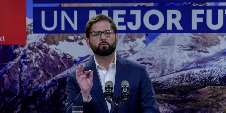 Boric fracasa en intentar reformar de nueva la constitución de Chile