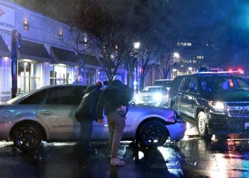 ¡Que susto! Coche choca con un vehículo cerca de la caravana de Biden