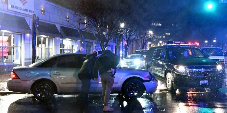 ¡Que susto! Coche choca con un vehículo cerca de la caravana de Biden