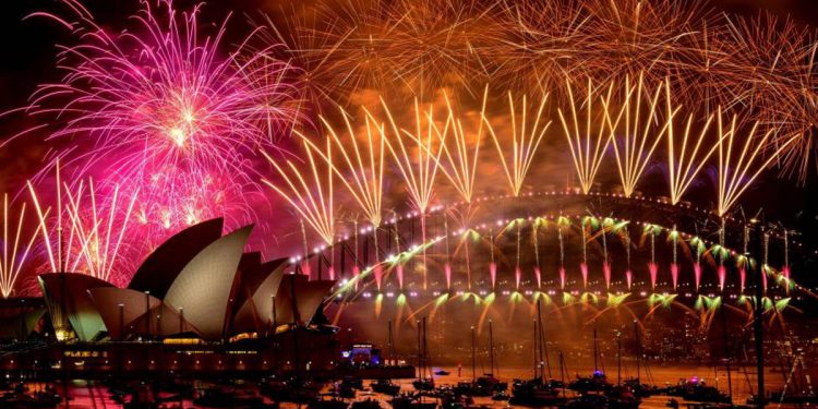 El mundo da la bienvenida al 2024 con fuegos artificiales y fiestas multitudinarias