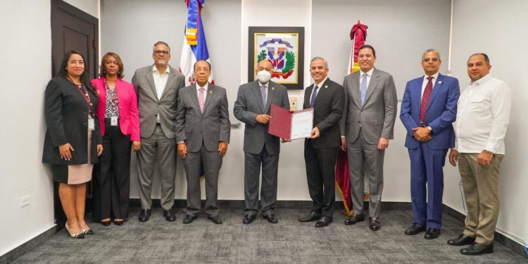 INESPRE entrega al Tribunal Constitucional el título de propiedad del edificio