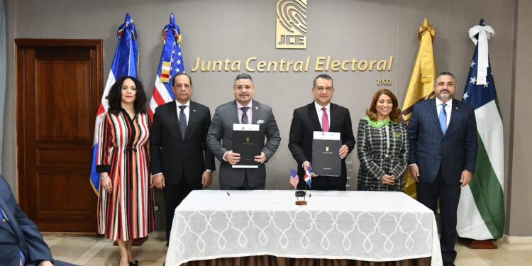 JCE firma acuerdo con el Departamento de la Policía de Nueva York