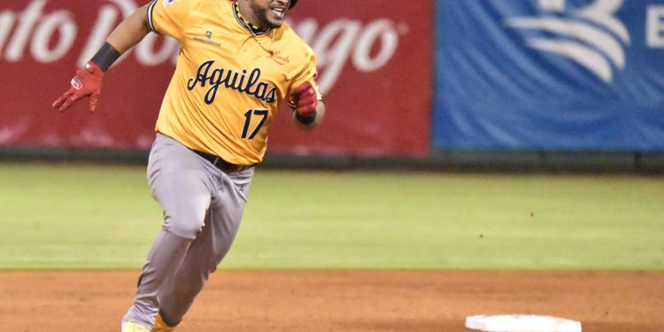 Lagares conecta triple con bases llenas y las Águilas vencen a los Toros