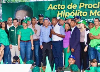 Leonel proclama a Hipolito Martínez candidato a la alcaldía de Santiago Oeste