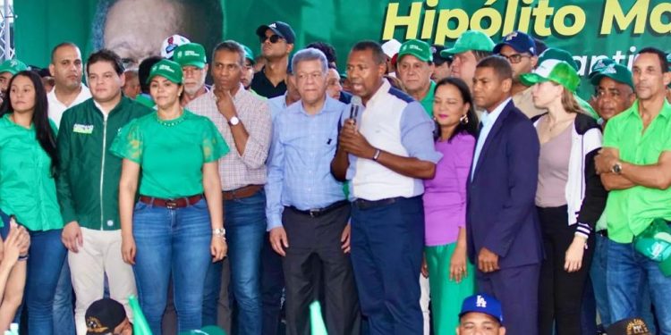 Leonel proclama a Hipolito Martínez candidato a la alcaldía de Santiago Oeste