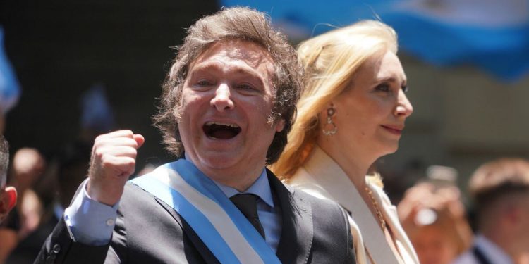 Milei, en su investidura: recorte de 20.000 millones en el sector público y más pobreza a corto plazo